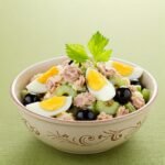 Ensalada de atún con huevo duro