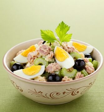 Ensalada de atún con huevo duro
