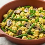 Revuelto de Tofu con Setas y Esparragos