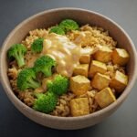 Bowl de Arroz Integral con Tofu Salteado con Brócoli al Vapor y Salsa de Cacahuete Ligera