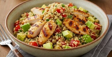 Ensalada de quinoa con pollo y aguacate