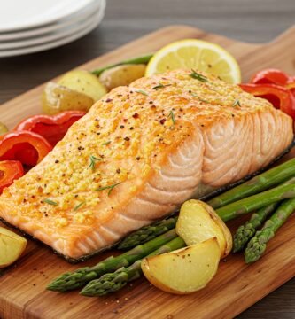 Salmón al horno con verduras asadas