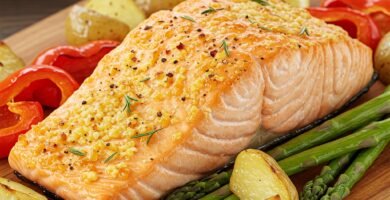 Salmón al horno con verduras asadas